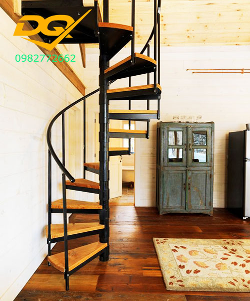 Cầu thang xoắn là một lựa chọn tuyệt vời cho những ngôi nhà nhỏ. Không chỉ tiết kiệm diện tích, cầu thang xoắn còn mang lại phong cách độc đáo cho không gian sống của bạn. Hãy xem ảnh để cảm nhận sự khác biệt mà thiết kế này mang lại cho ngôi nhà của bạn.