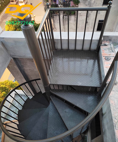 Mẫu cầu thang xoắn ốc bằng sắt inox ngoài trời lên sân thượng rất phù hợp với các ngôi nhà có diện tích trật hẹp