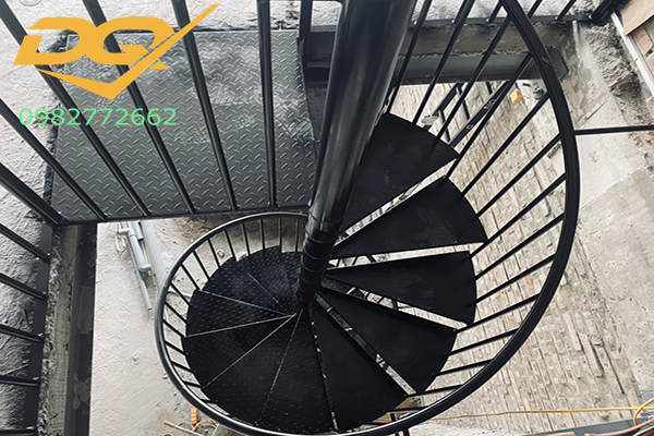 Thiết kế cầu thang xoắn ốc không chiếm nhiều không gian, do đó giúp tiết kiệm diện tích tối đa, với tính nghệ thuật cao