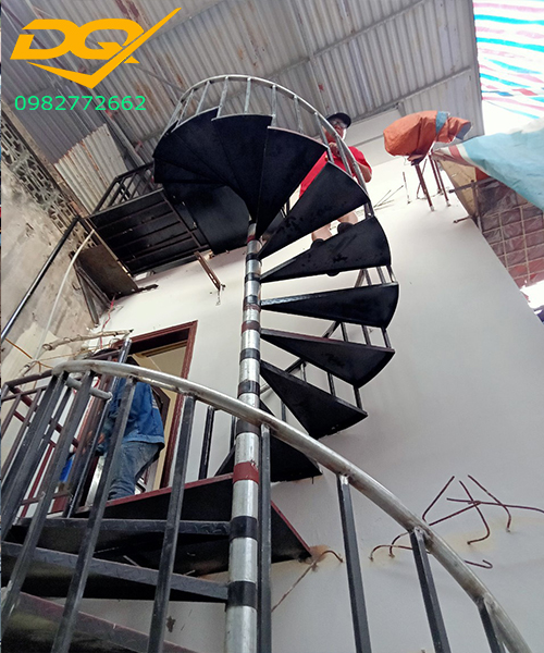 Thi công mẫu cầu thang xoắn ốc lắp ghép nhà 4 tầng tại 37 Hàng Lược Ba Đình Hà Nội