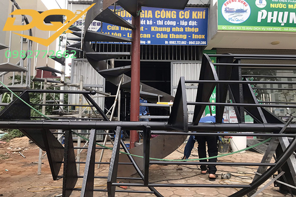 Công nhân cty DQV Việt Nam đang gia công lắp ghép cầu thang xoắn ốc bằng sắt tại xưởng